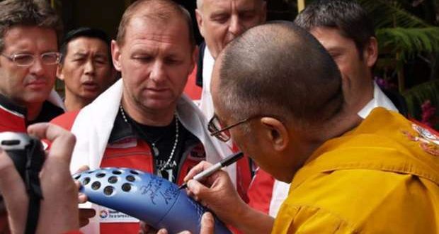 Tocha Olímpica assinada pelo Dalai Lama em leilão
