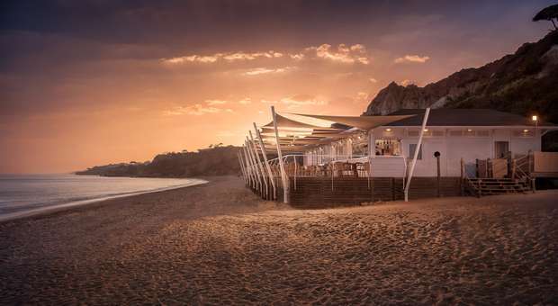 Reabriu o restaurante Maré na praia do Pine Cliffs Resort