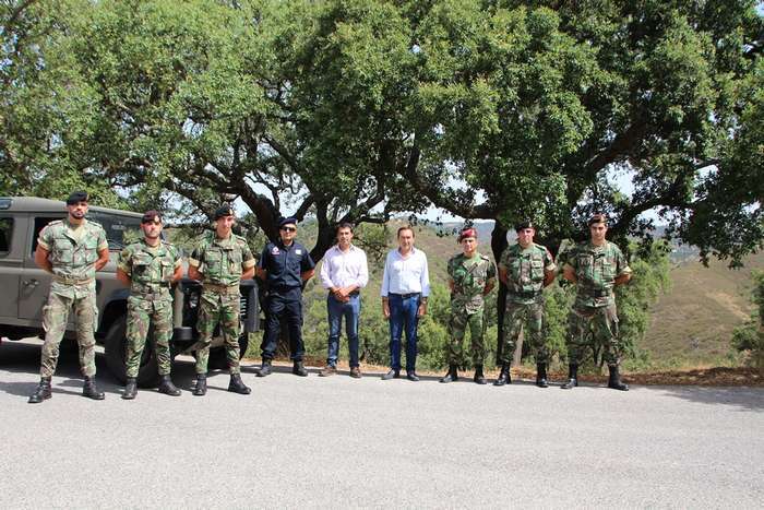 Exército português patrulha a Serra do Caldeirão