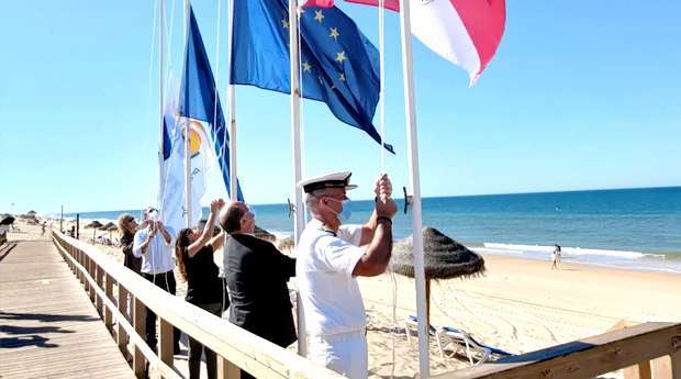 Hastear das Bandeiras Azuis nas Praias de Faro