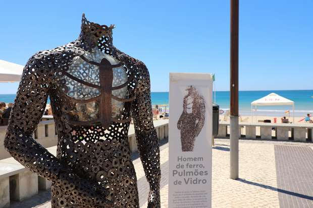 Esculturas de Carlos Correia na Praia de Porto Mós