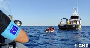 Lancha BOJADOR da GNR resgata migrantes na Sardenha