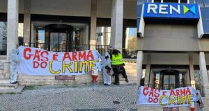 Ativistas PARAR O GÁS protestam na sede da REN