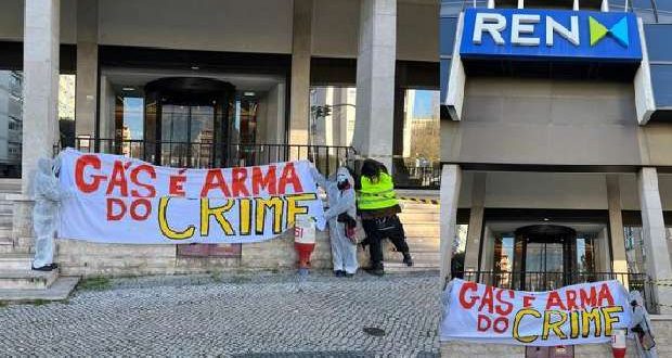 Ativistas PARAR O GÁS protestam na sede da REN