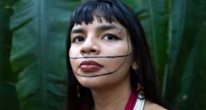 Ativista Txai Suruí apela à salvação da Amazónia