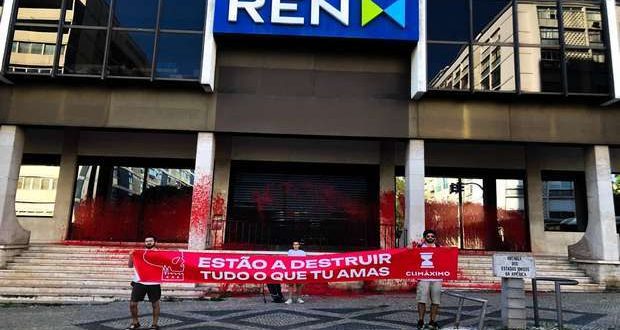 Ativistas Climáximo pintam a fachada da REN