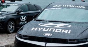 Hyundai IONIQ 5 carro relógio na Maratona do Porto