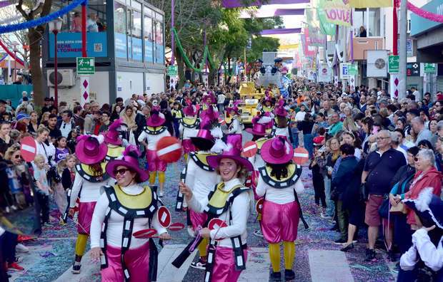 Milhares de visitantes nos desfiles de carnaval em Loulé